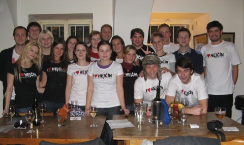 Předání dotisku triček pro pražské absolventy